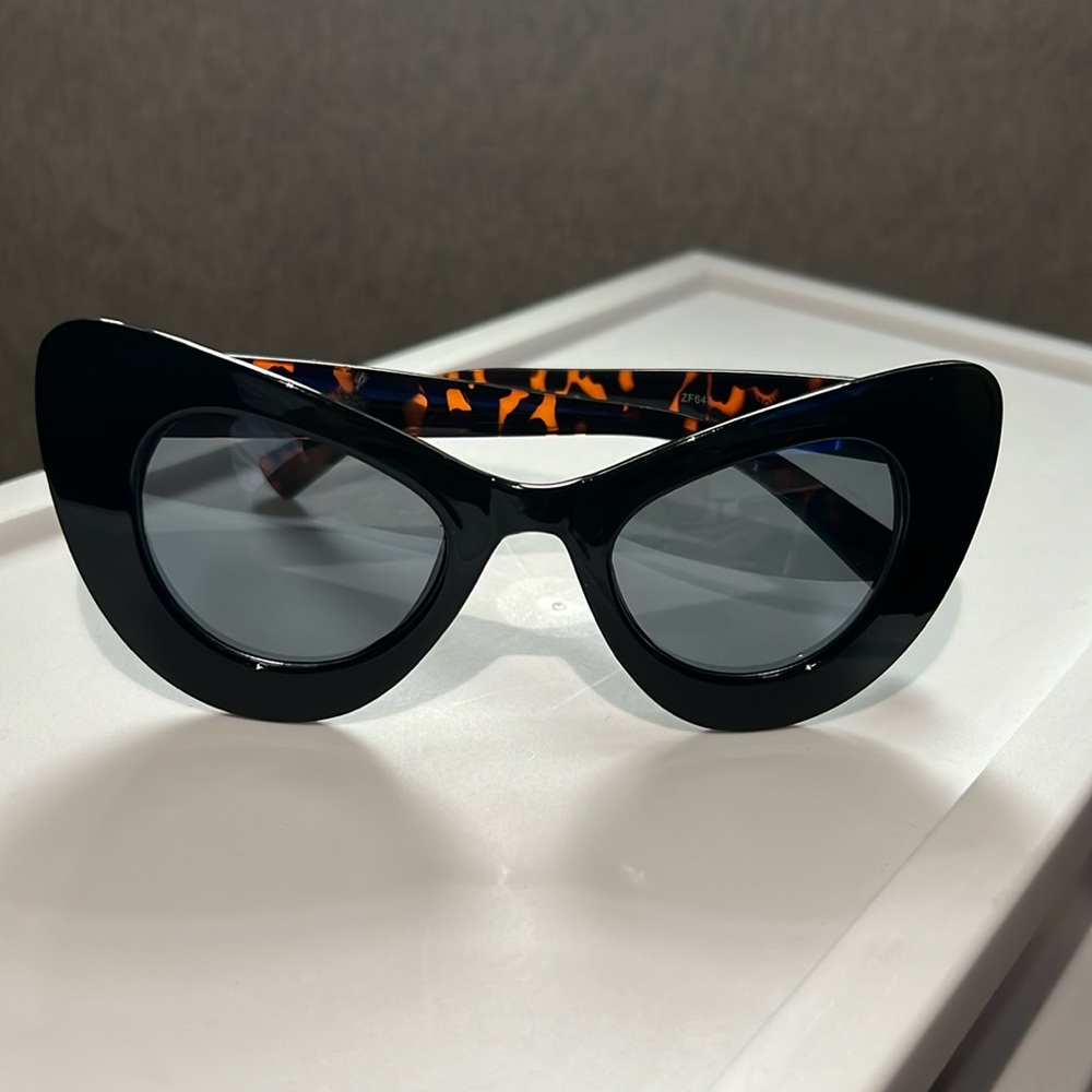 🖤🤎Betsey Johnson Heart-Shaped Sunnies 🖤🤎